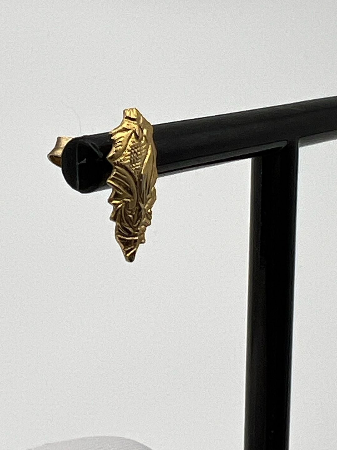 Vintage Textured Gold Tone Leaf Stud Earrings 8