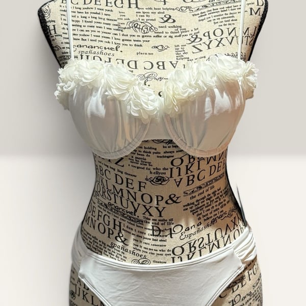     NWT Cupshe Bridal White Floral Bikini Set Small