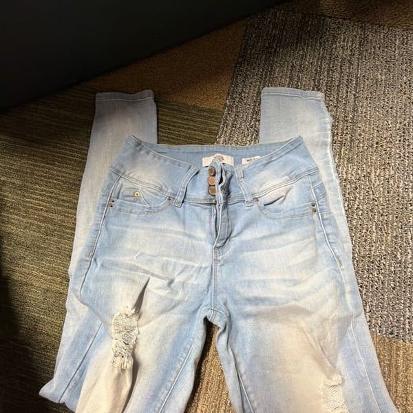 Wanna Betta Butt? Mid Rise Distressed Skinny Jeans Size 7/28