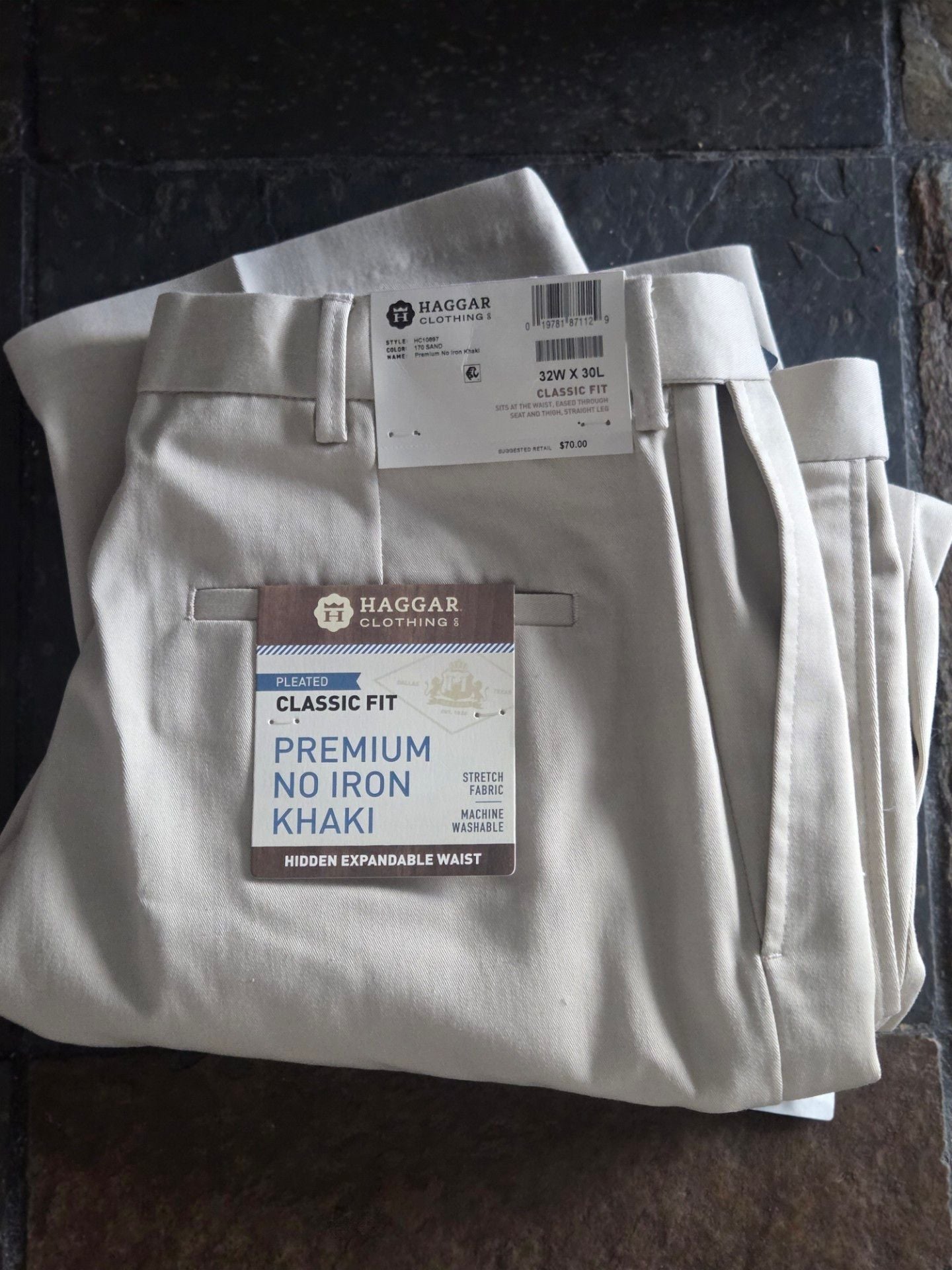 Haggar Premium No Iron Khaki Pleated Classic Fit Pants 32W x 30L.
*$70 on tags* 1