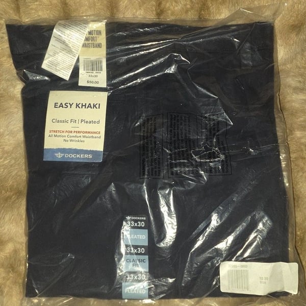 Dockers Easy Khaki Classic Fit Pleated Pants 33x30.
*Average price is $38 on sellraze (see pic)