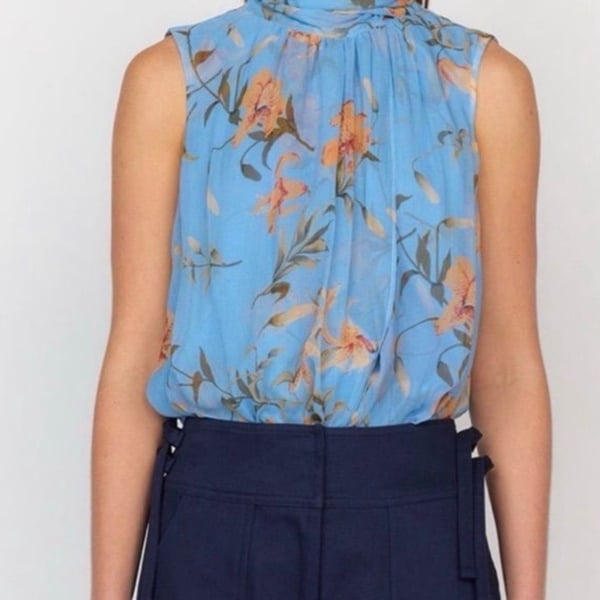 NWOT CHRISTY LYNN 100% silk Teagan Blouse (MSRP $425) Blue Floral Sleeveless Cami xs