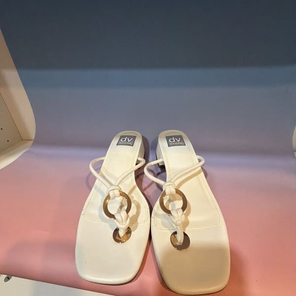 DV Dolce Vita Naomie White Thong Sandals Size 8.5