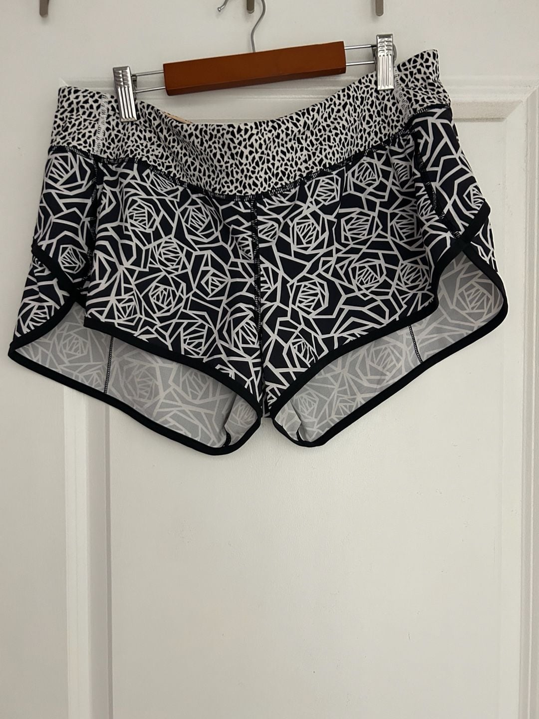 Lululemon Speed Up Shorts Posey Black White Mosaic size 10 2