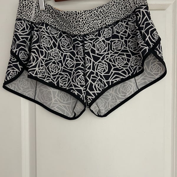 Lululemon Speed Up Shorts Posey Black White Mosaic size 10
