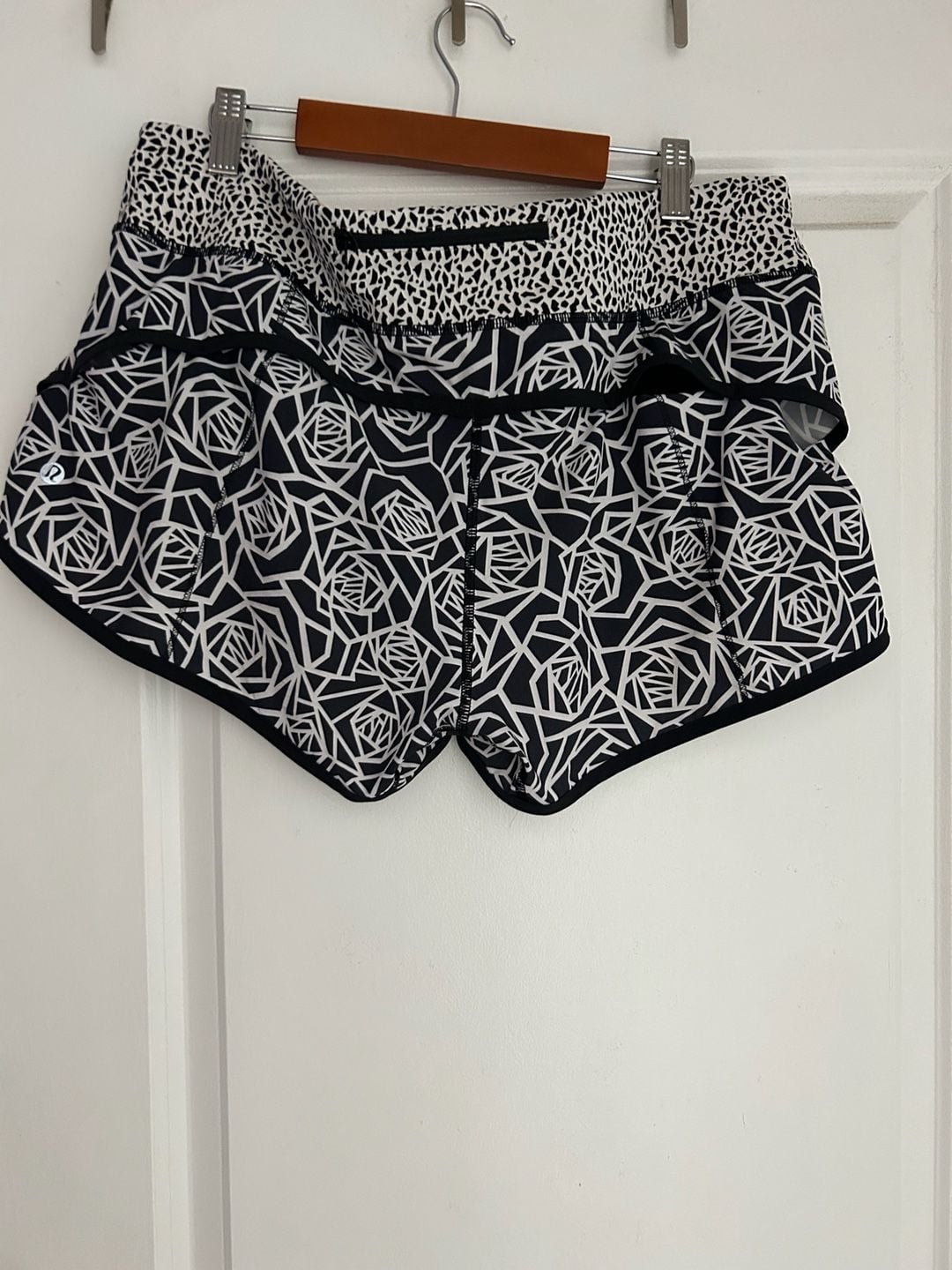 Lululemon Speed Up Shorts Posey Black White Mosaic size 10 3