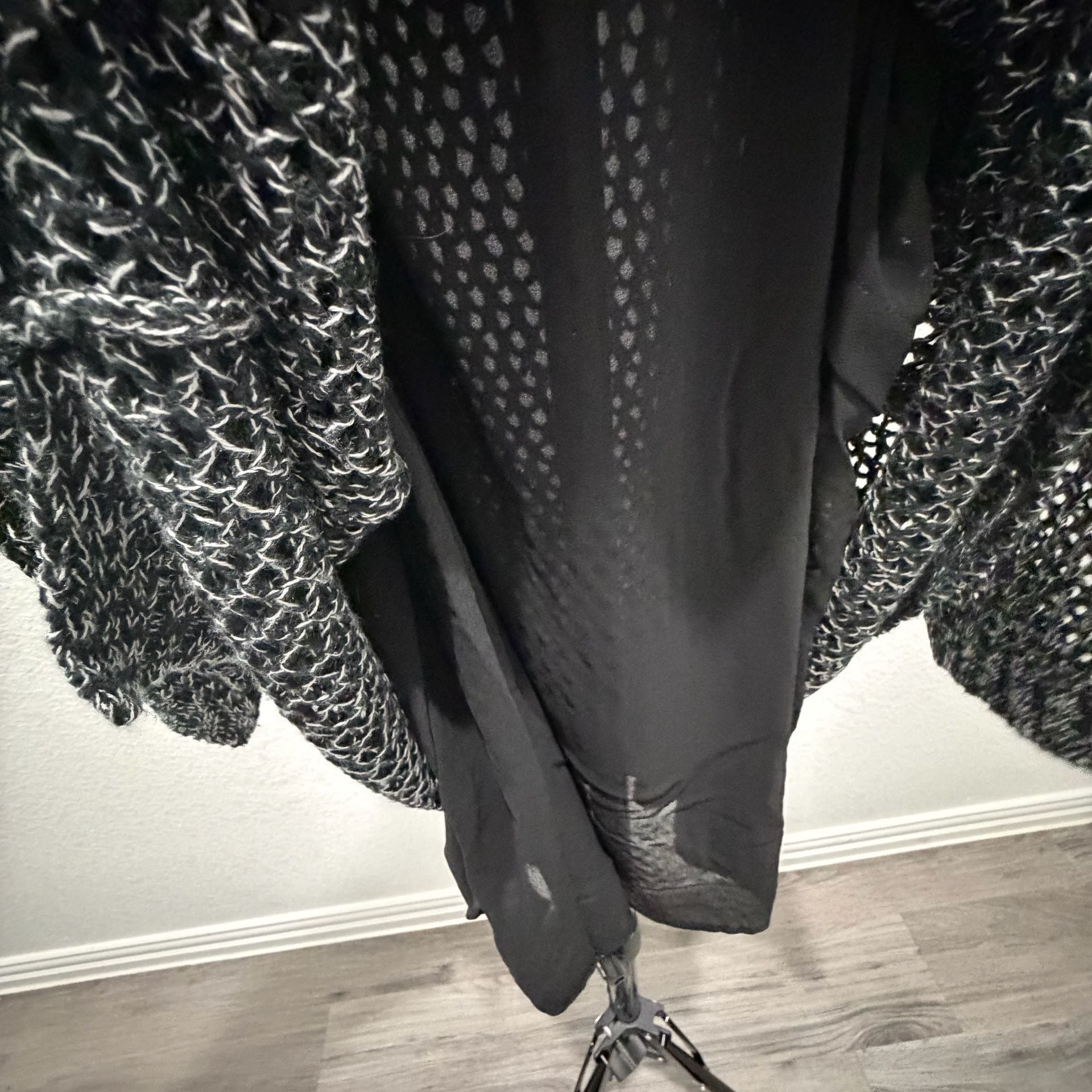 Gibson & Latimer Black and White Cold Shoulder Open Knit Sweater 2X 5