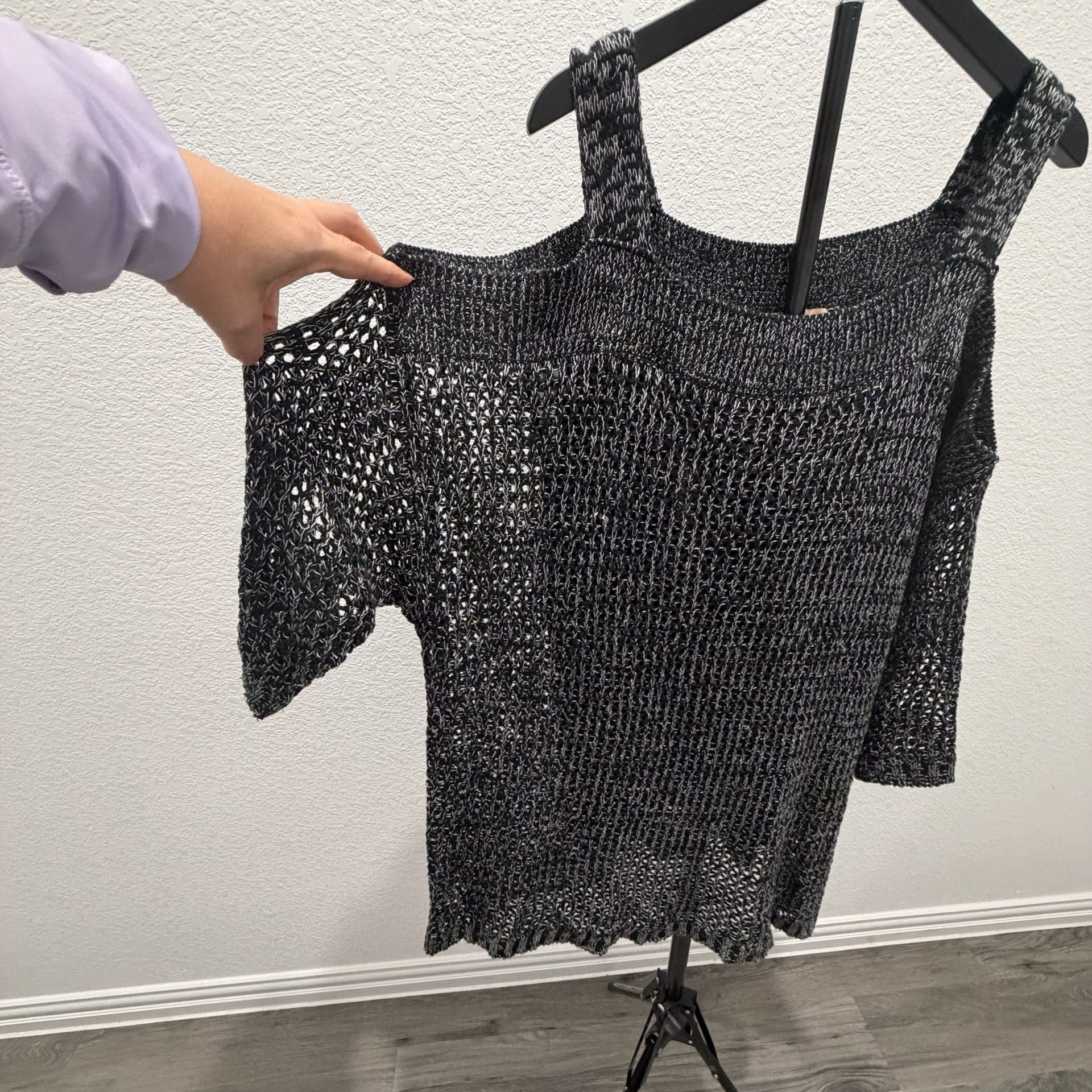 Gibson & Latimer Black and White Cold Shoulder Open Knit Sweater 2X 13