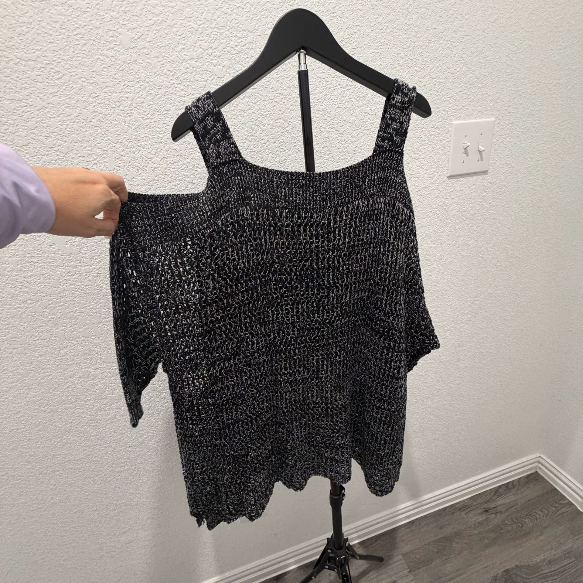 Gibson & Latimer Black and White Cold Shoulder Open Knit Sweater 2X 17