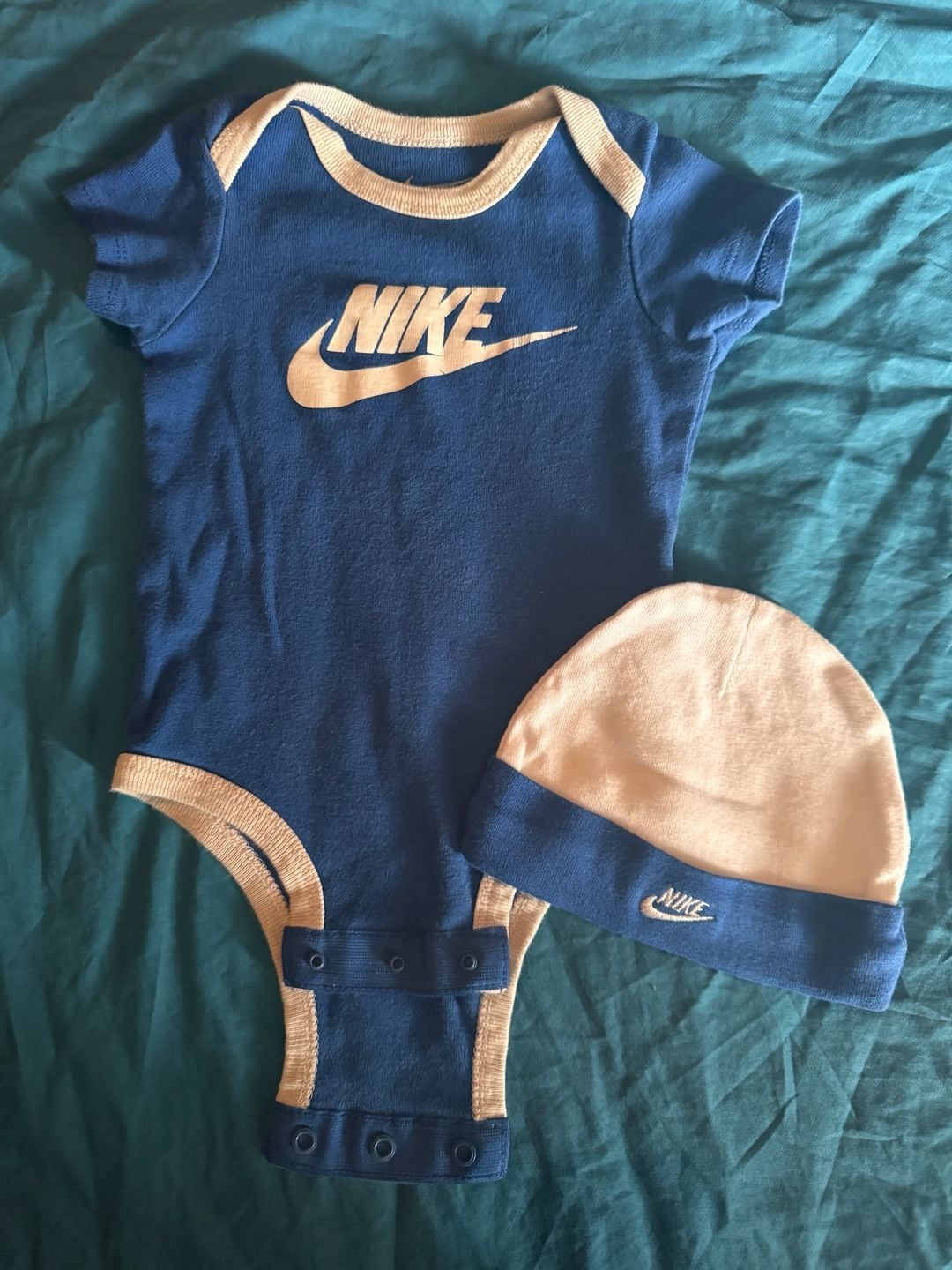 Nike Baby Bodysuit and Hat Set 0-6M 1