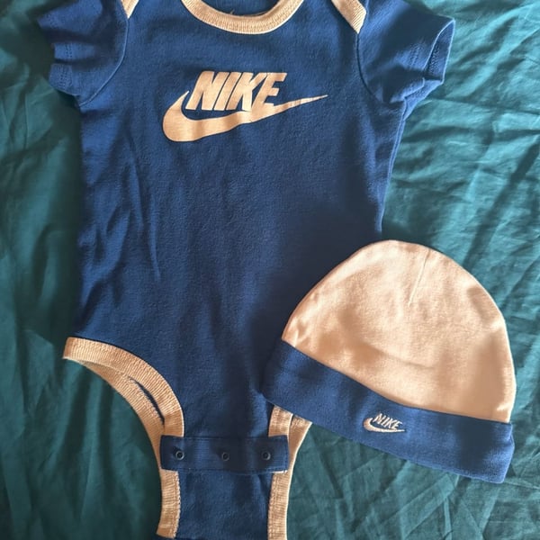 Nike Baby Bodysuit and Hat Set 0-6M