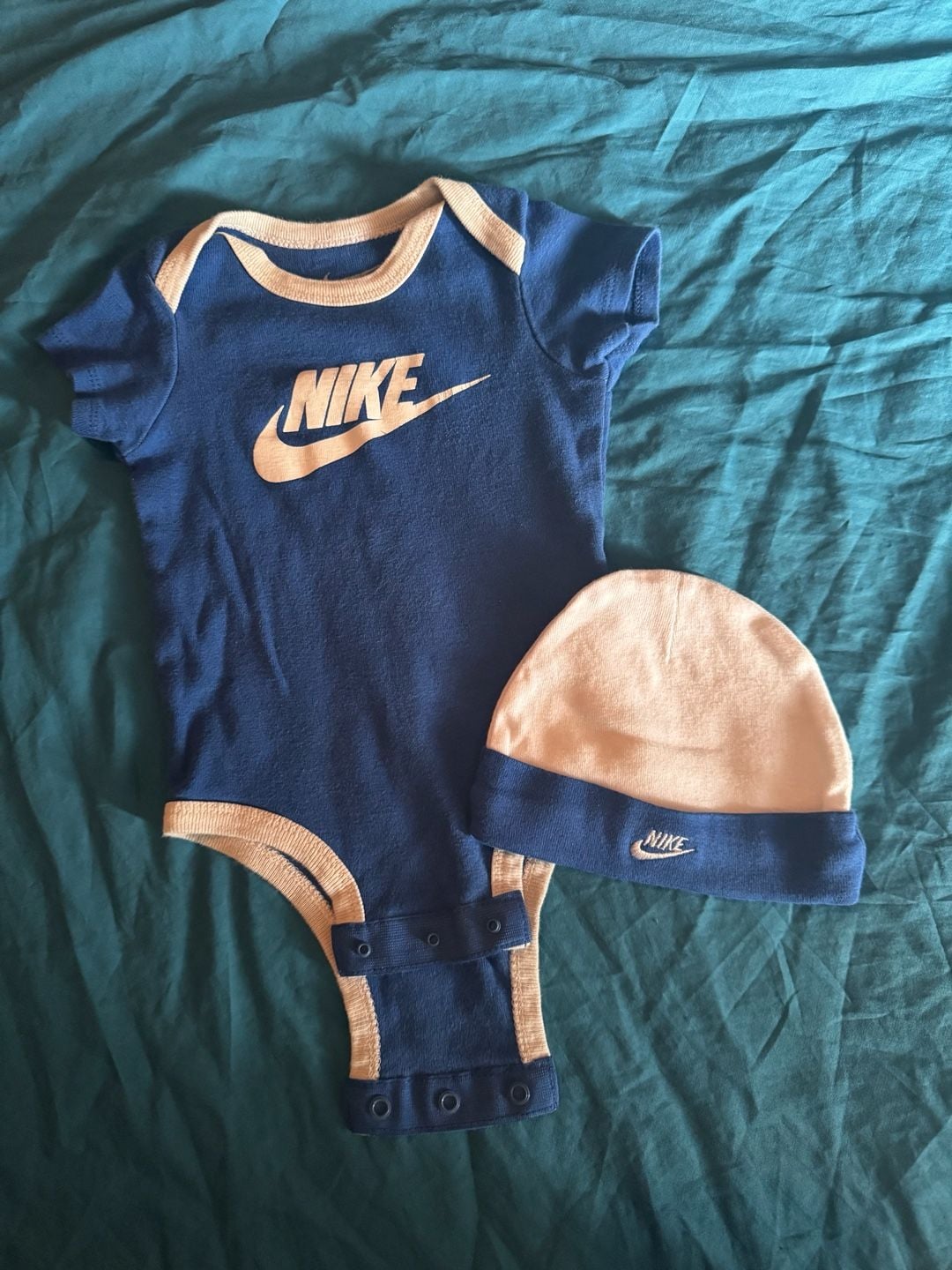 Nike Baby Bodysuit and Hat Set 0-6M 2