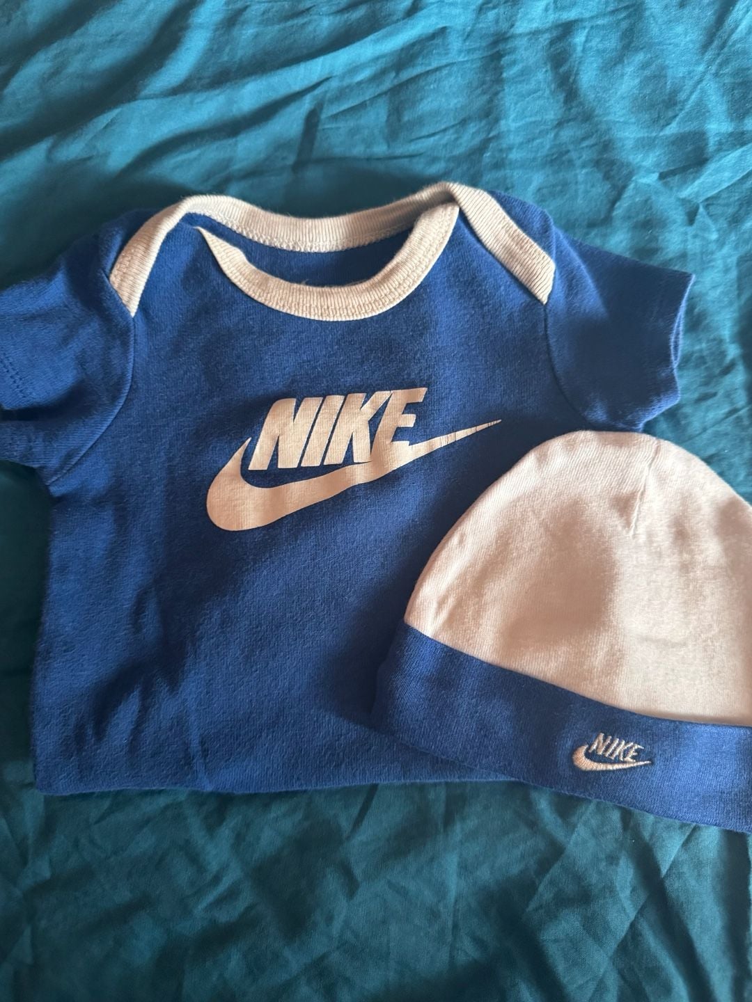 Nike Baby Bodysuit and Hat Set 0-6M 6