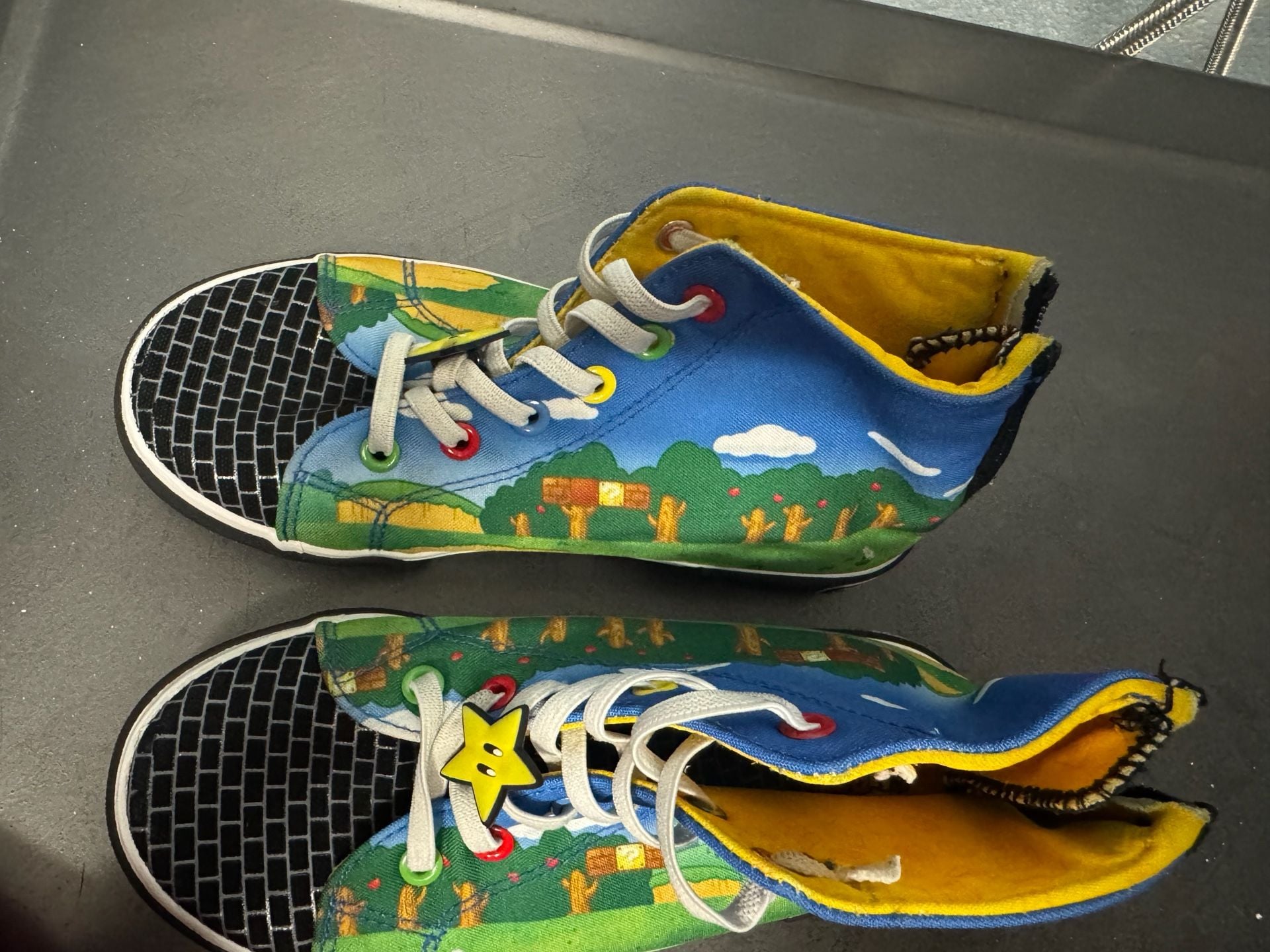Super Mario Luigi High Top Canvas Sneakers Kids Size 3 2