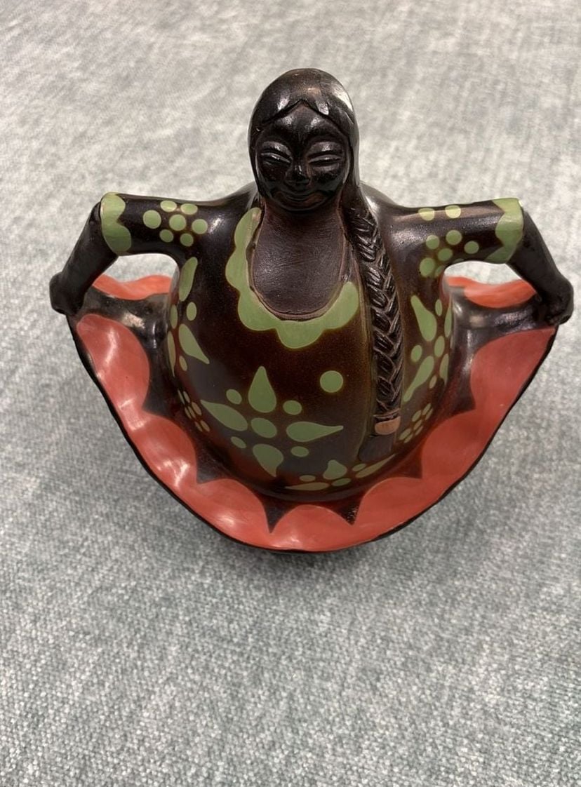 Chulucanas Peru Pottery Woman Dancing Figurine 9 inches 1