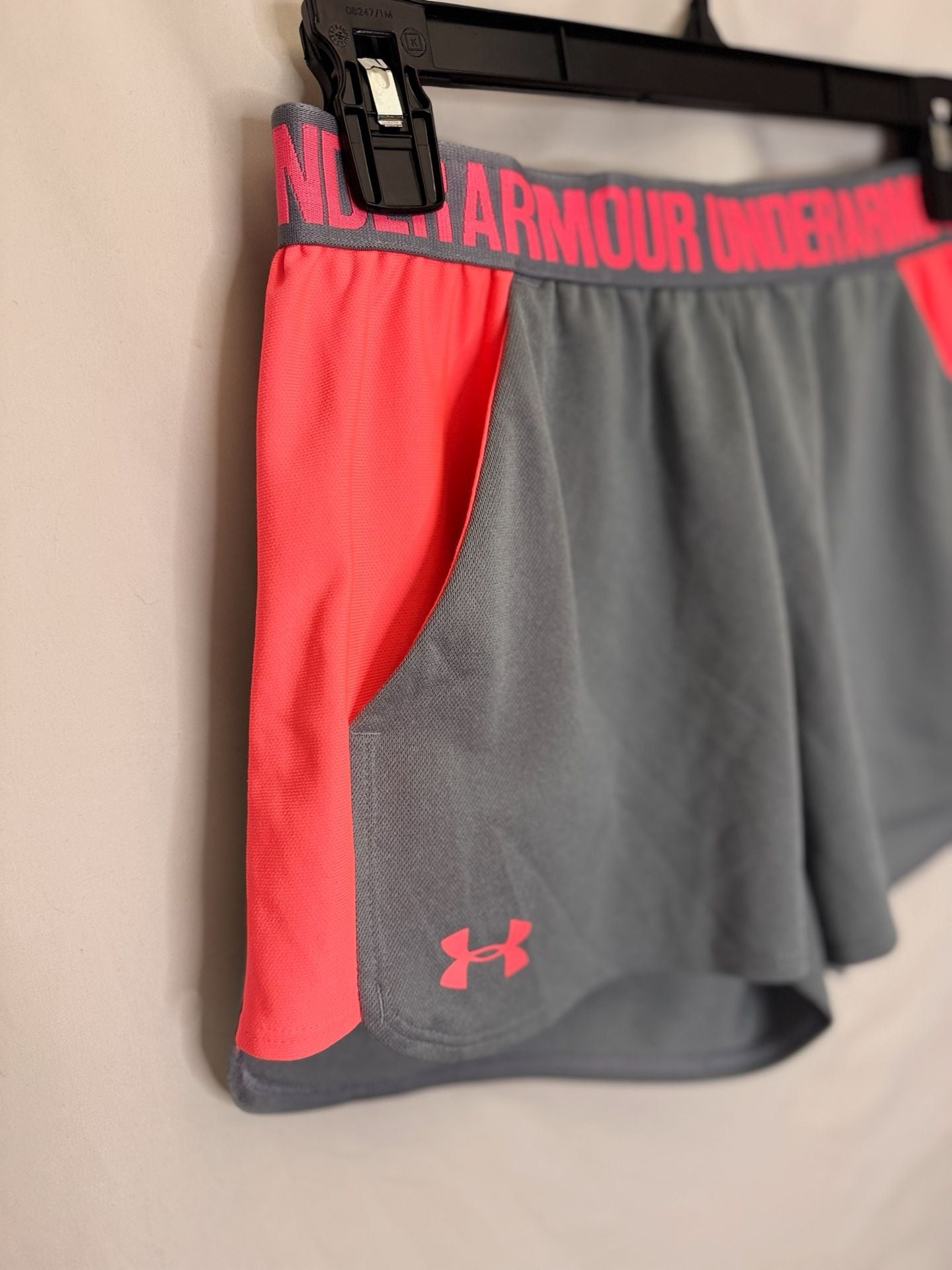 Under Armour HeatGear Play Up Shorts Size Small
Workout. Run. 2