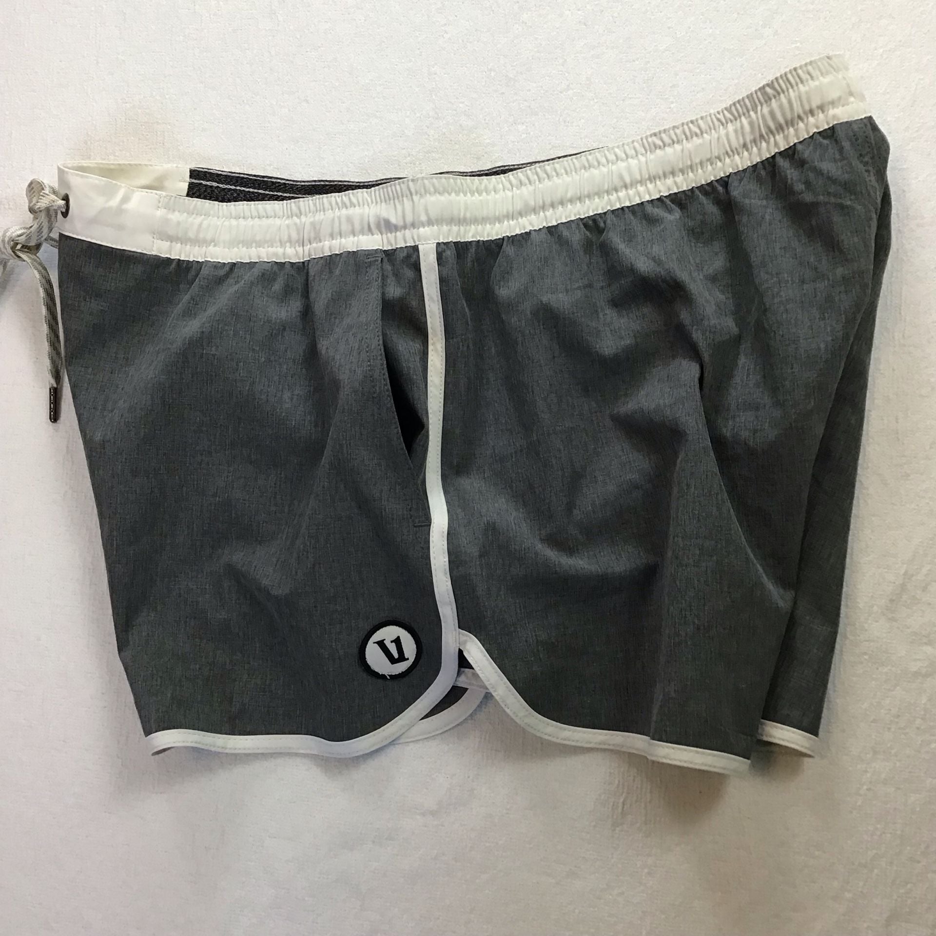Vuori Women’s Tavi Board Shorts Gray Athletic Large  Gray White Summer 10