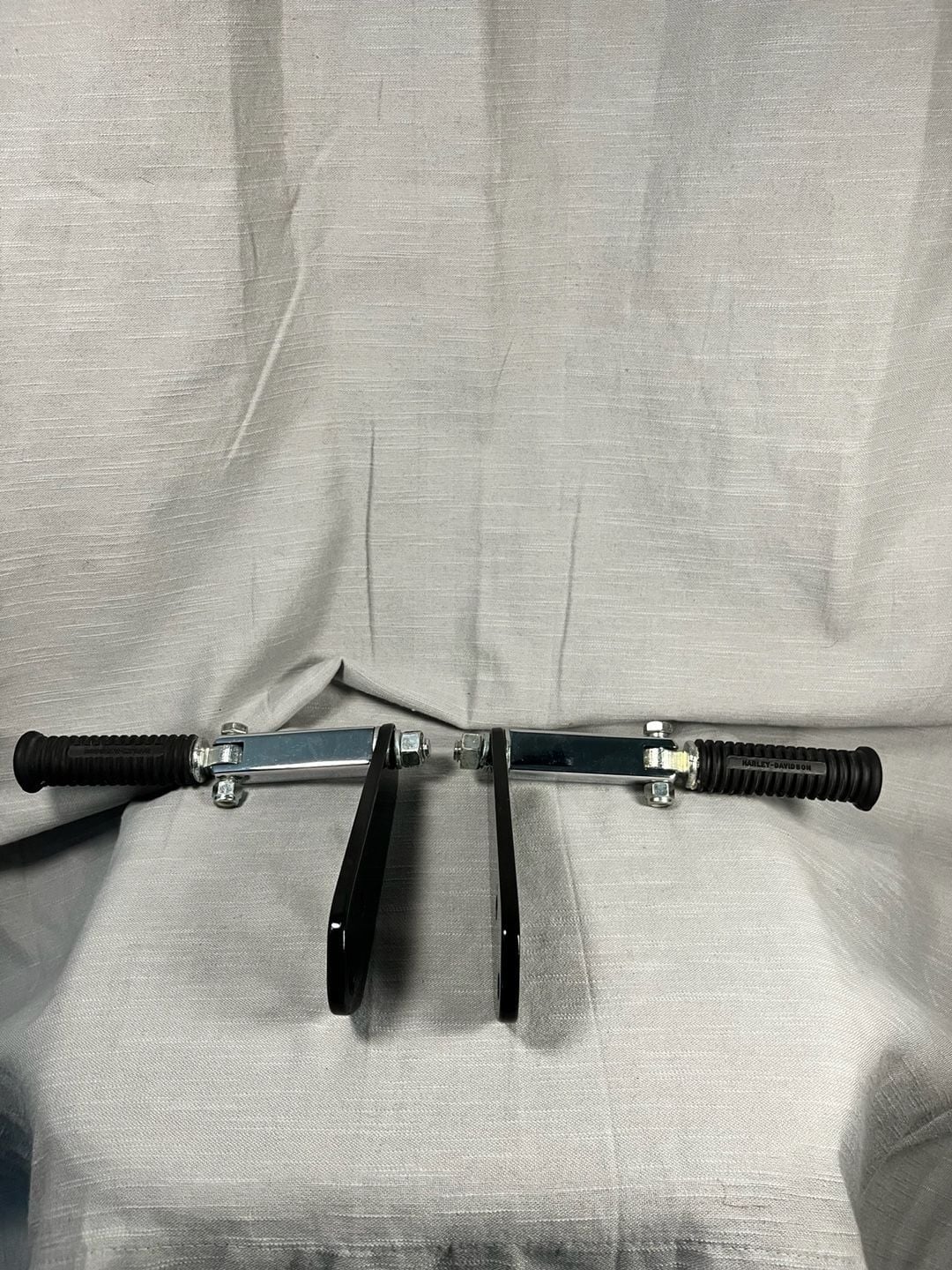 Harley-Davidson Passenger Footpeg Kit with Offset Mounts 1