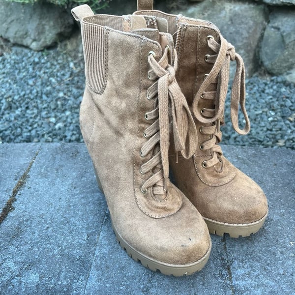 Tan Suede Lace-Up Lug Sole Block Heel Ankle Boots Size 7