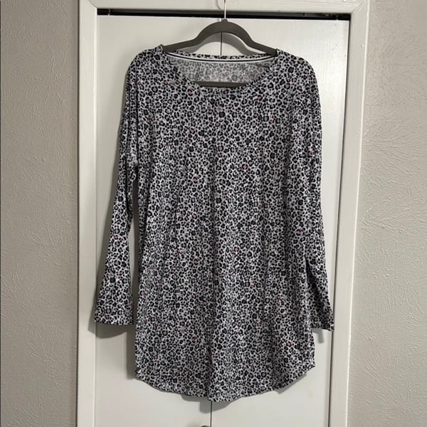 Victoria's Secret Leopard Print Long Sleeve Sleep Shirt Size M