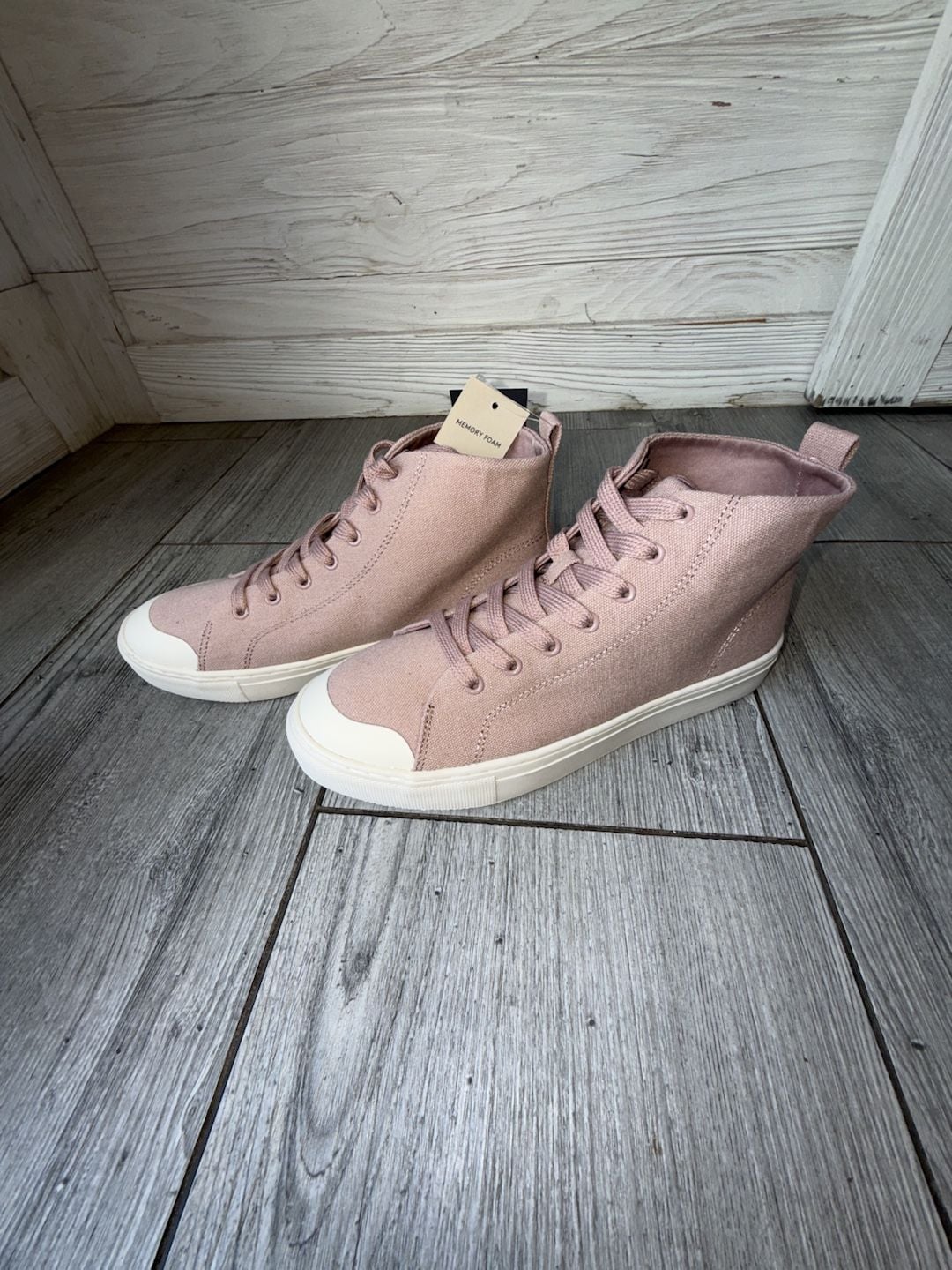 Universal Thread Women's Mauve High Top Sneakers Size 8 4