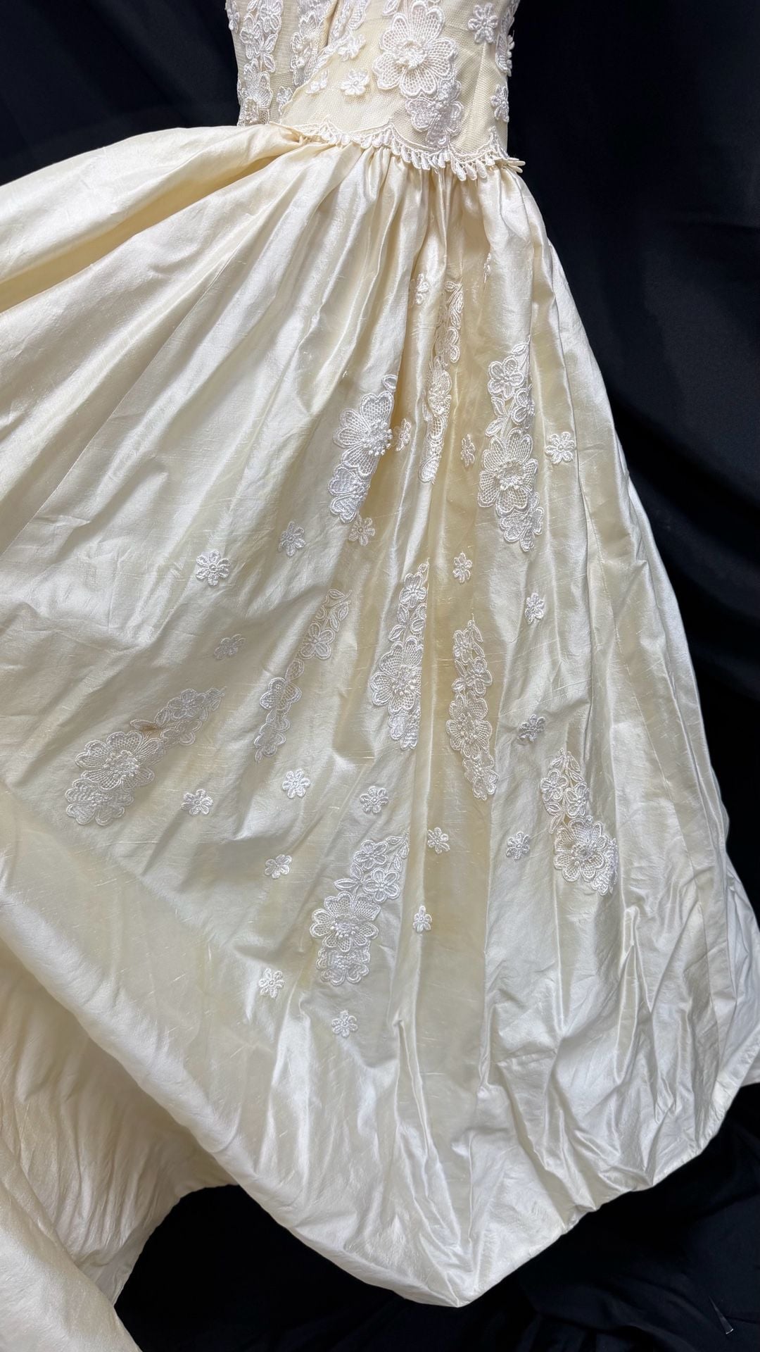 Jim Hjelm A Private Collection Silk Lace Wedding Gown Size 8 16