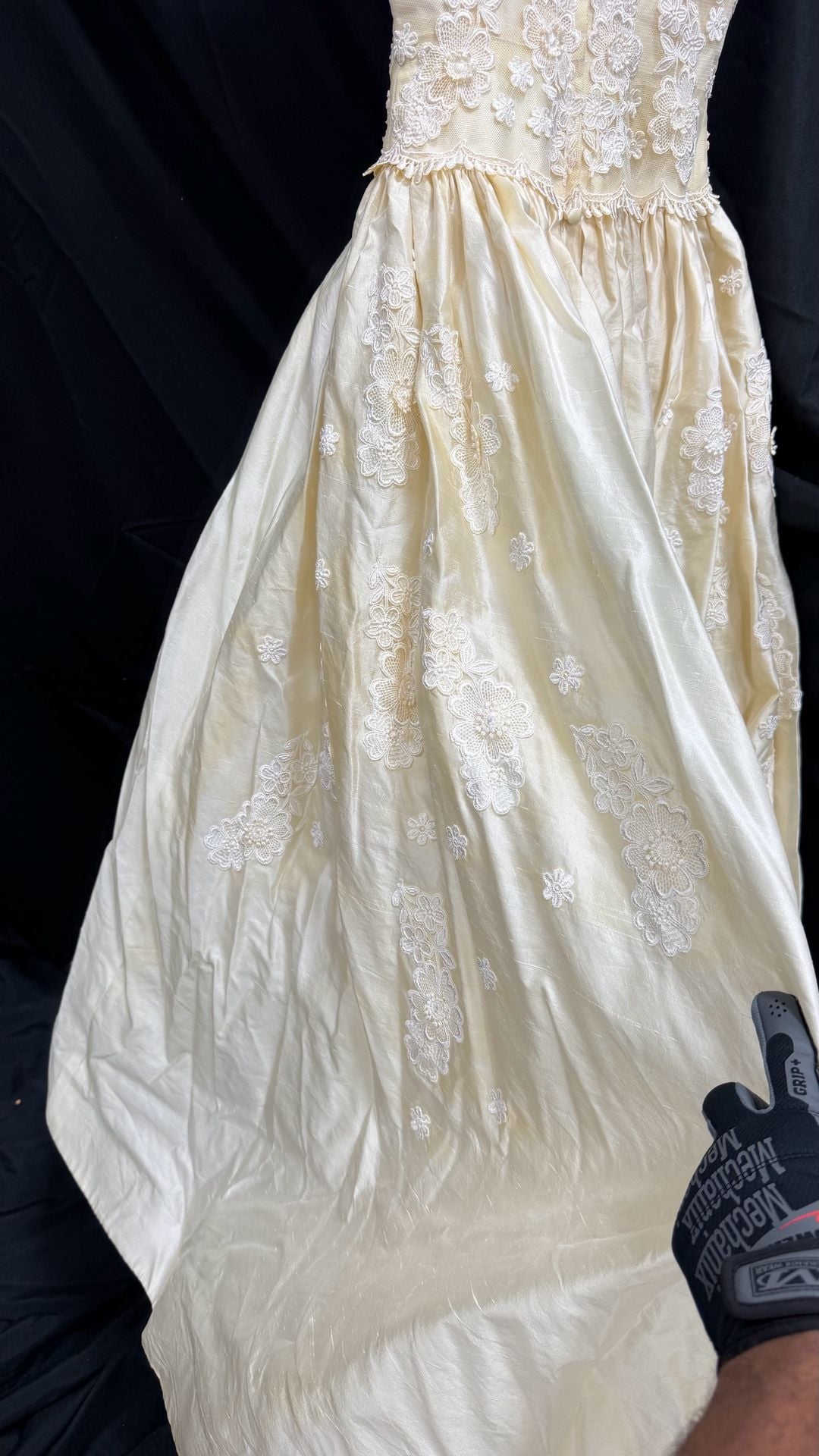Jim Hjelm A Private Collection Silk Lace Wedding Gown Size 8 17