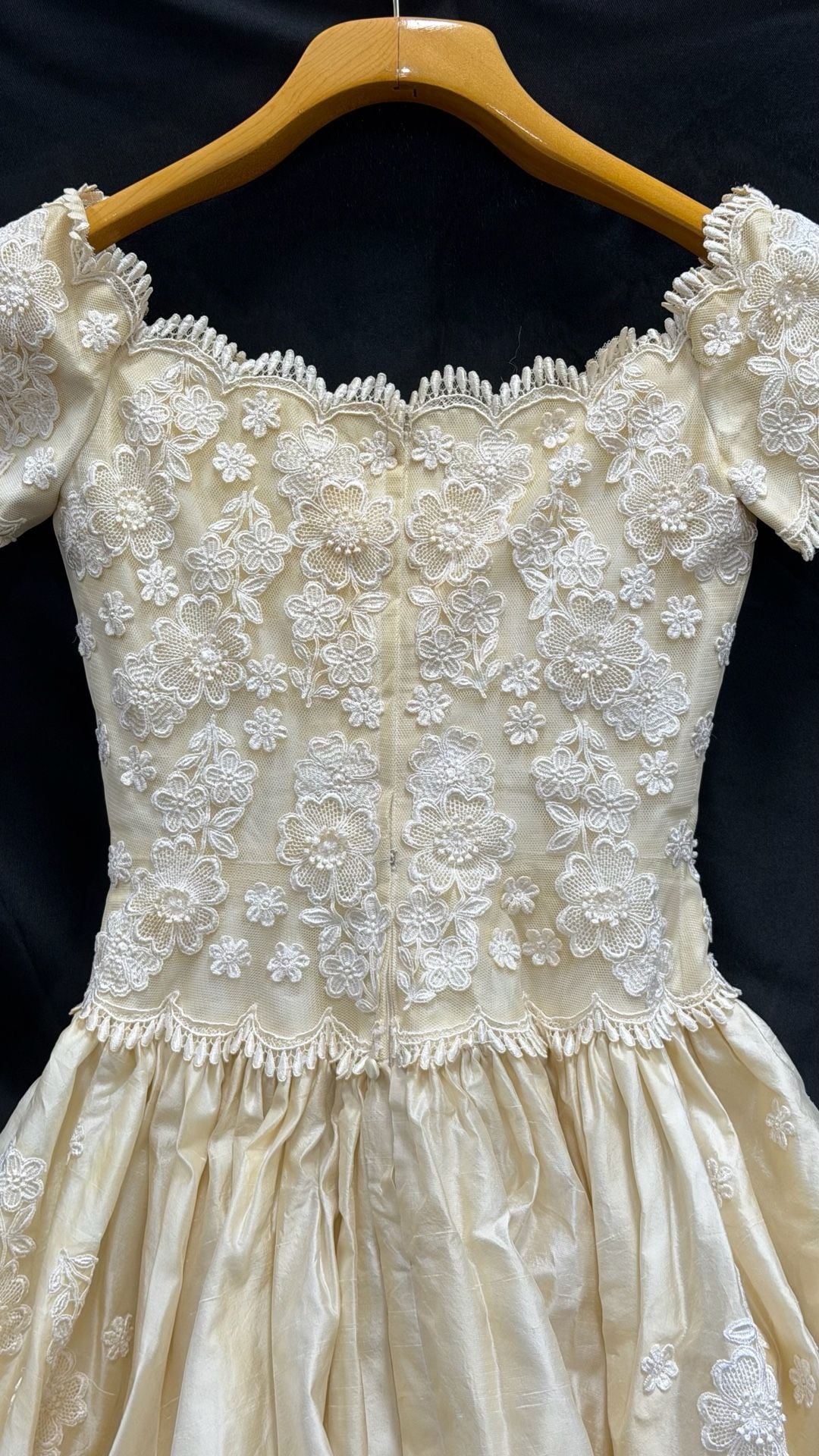 Jim Hjelm A Private Collection Silk Lace Wedding Gown Size 8 18