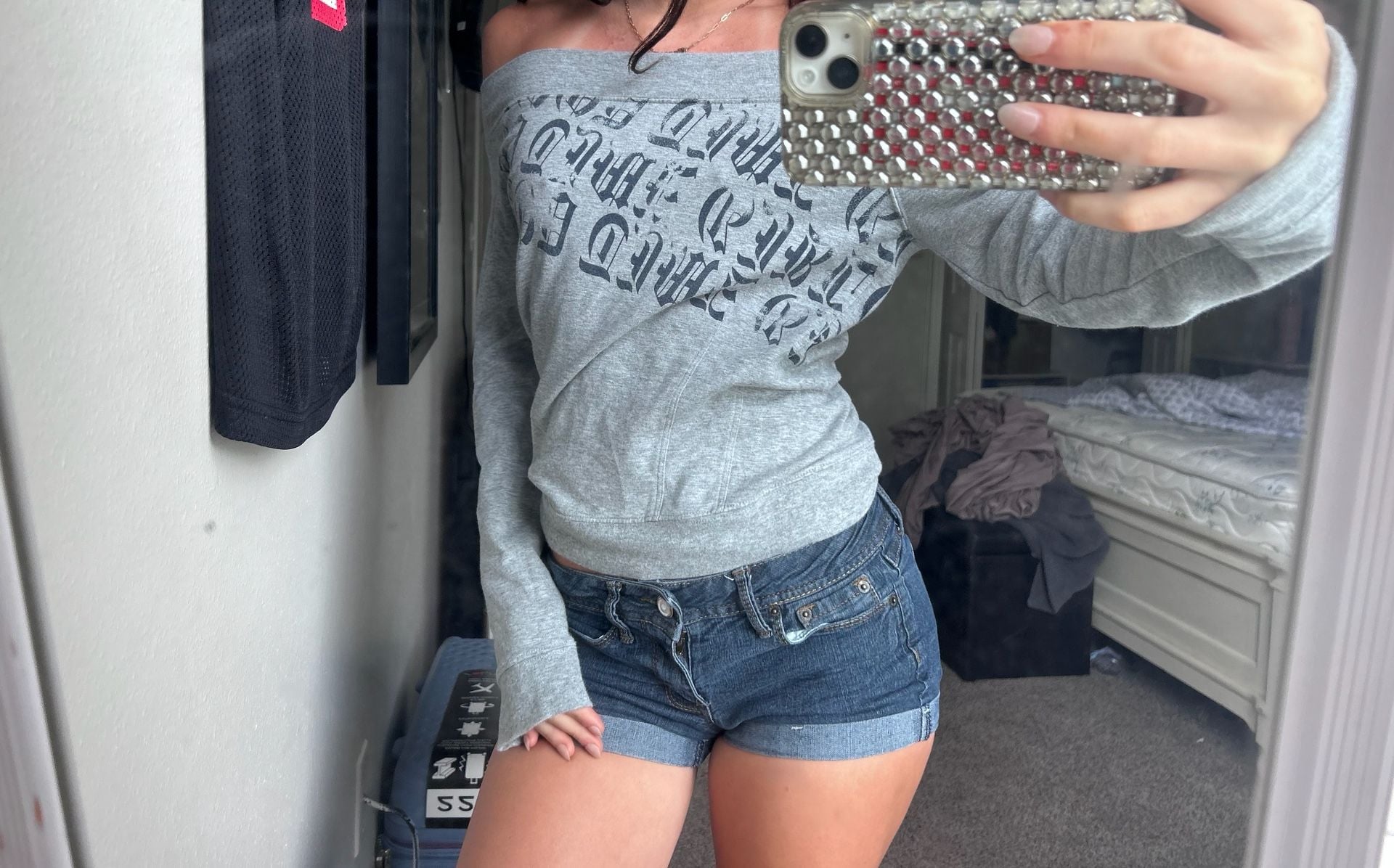 Grey Off-The-Shoulder Long Sleeve Graphic Top 3
