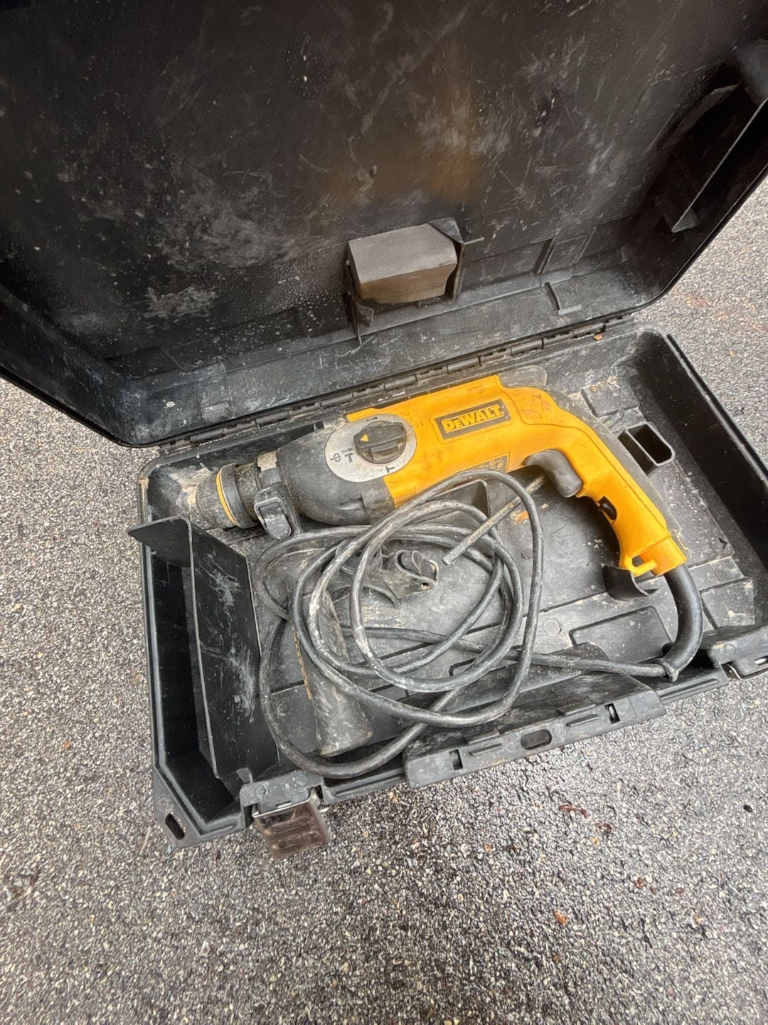 DeWalt Corded Rotary Hammer Drill with Carrying Case 2