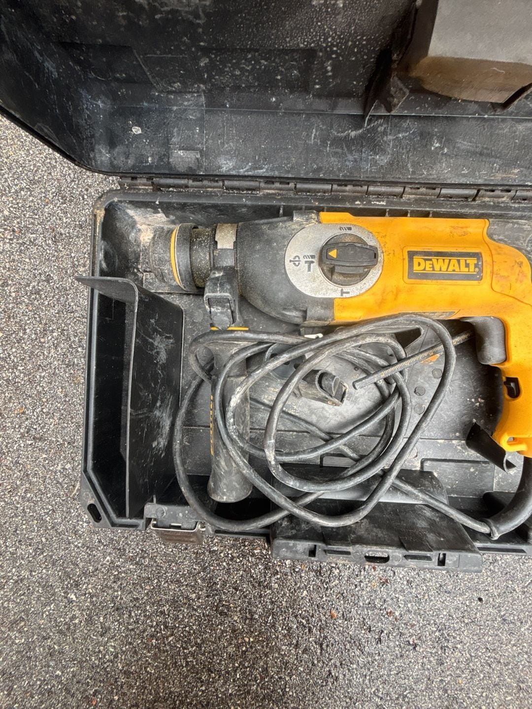DeWalt Corded Rotary Hammer Drill with Carrying Case 3