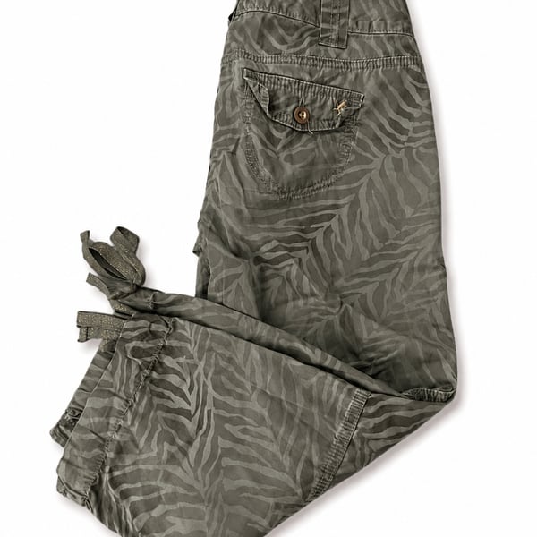 Express Size 0 Olive Zebra Print Cargo Capri Pants