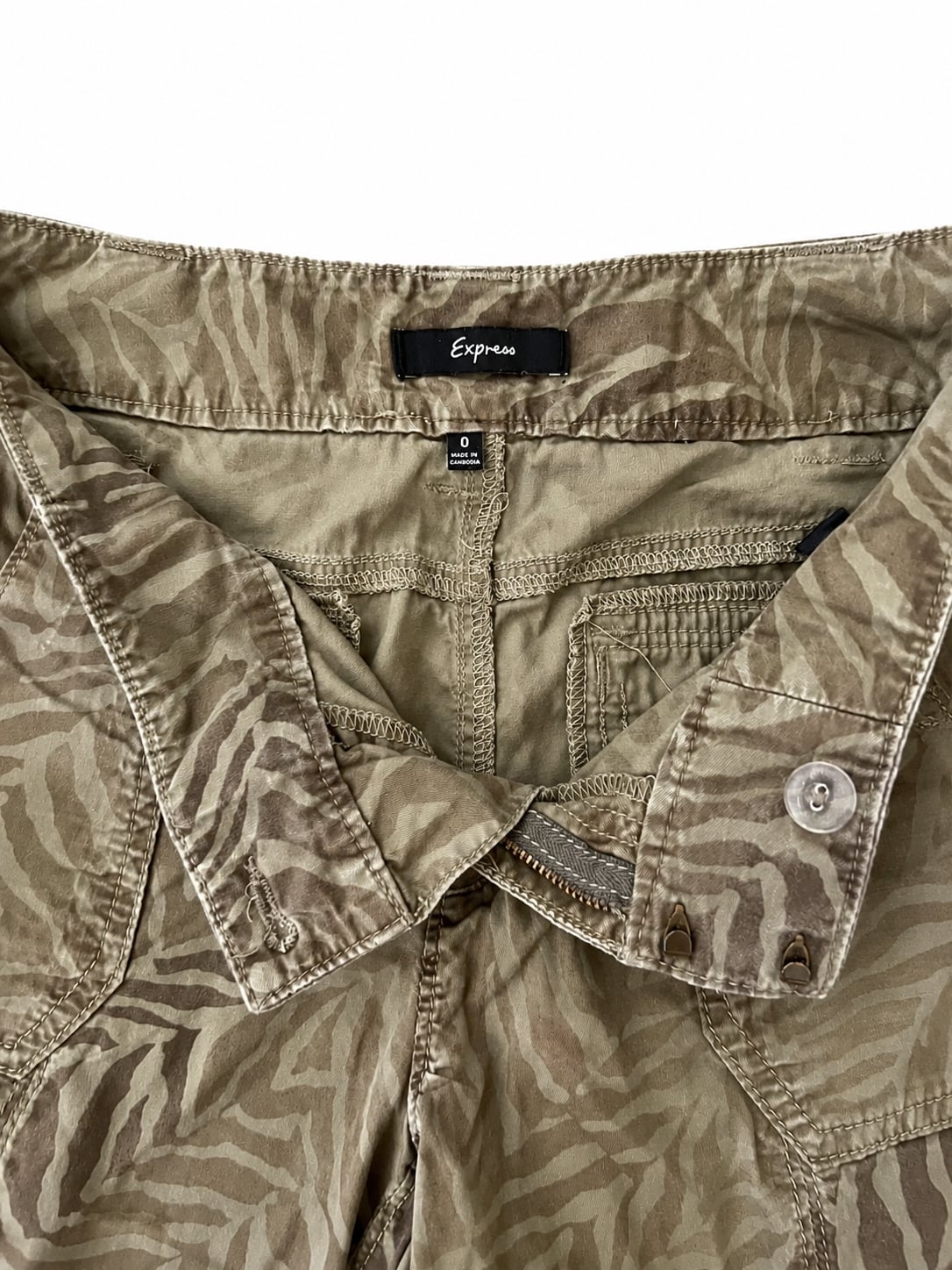 Express Size 0 Olive Zebra Print Cargo Capri Pants 7
