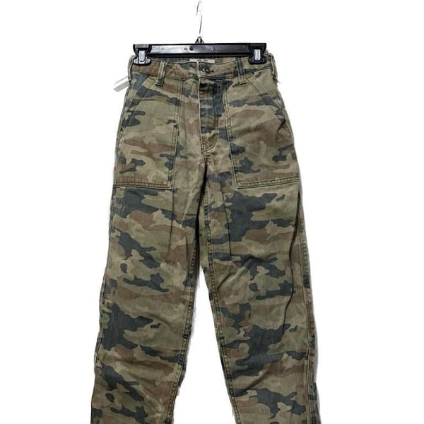 We The Free Free People Remy Camo High Rise Cropped Pants Size 25
Flaws picture in 2 and 3