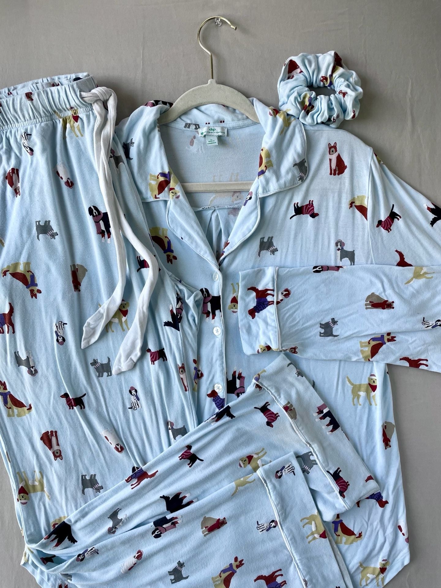 dip Eco-Friendly 3-Piece Sleepwear Christmas Dogs Pajama Set with Scrunchie 2