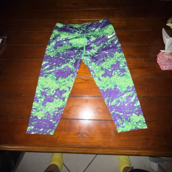 Nike Girls 6/6X Volt Green Dri-Fit Athletic Workout Exercise Capri Leggings