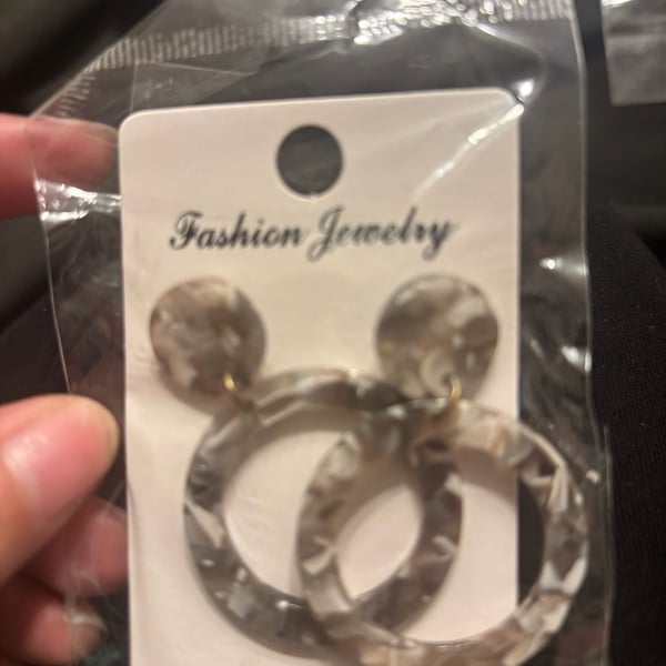 Acrylic Faux Tortoise Shell Pierced Dangle Earrings Open Circle 2" Tan Black