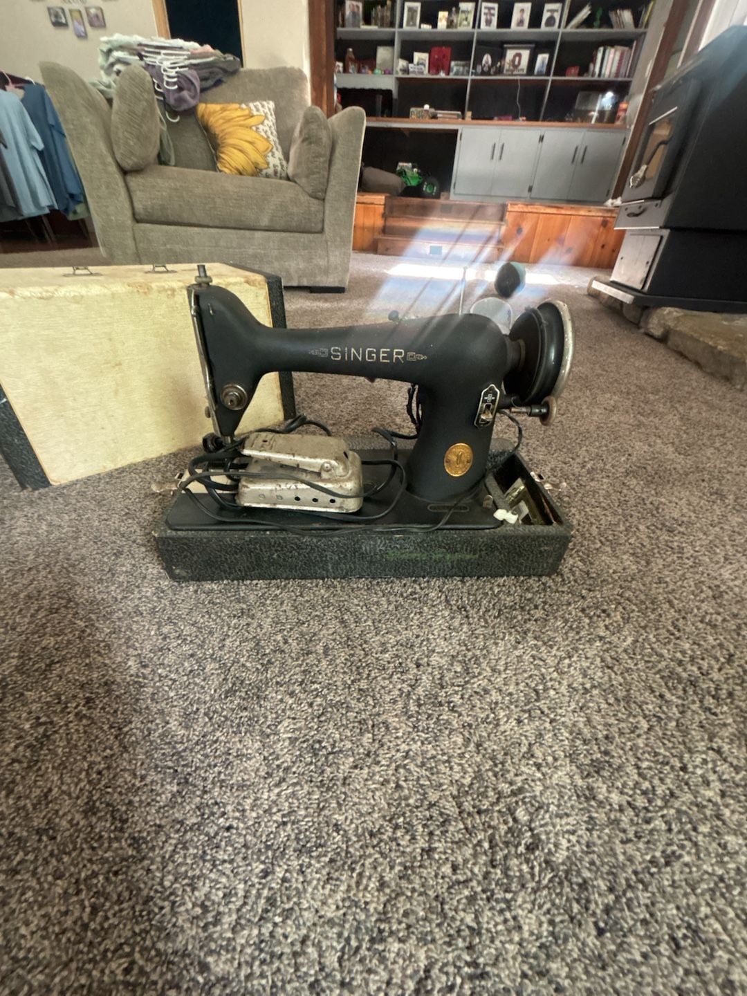 Vintage Singer Model 66-8 Godzilla Crinkle Finish Sewing Machine with Case 4