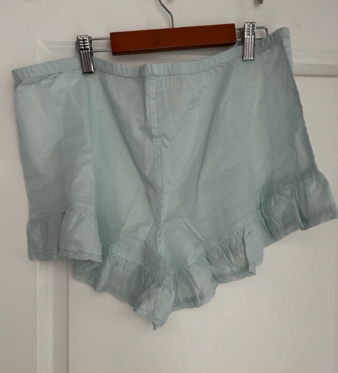 SKIMS Cotton Voile Ruffle Hem Short in Frost Large 6
