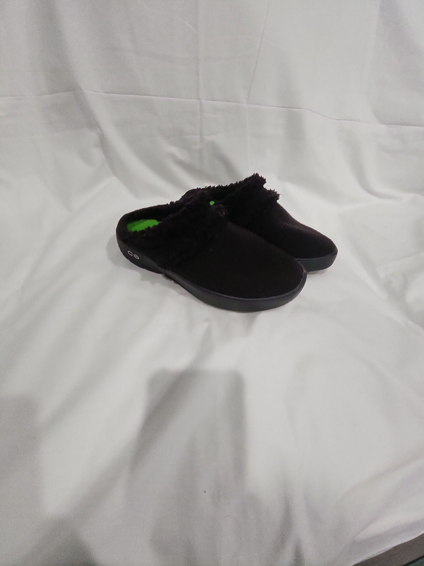 OOFOS OOmg EeZee Low Black Sherpa Lined Recovery Clog Shoes 2