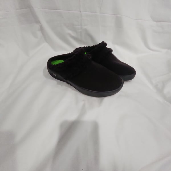 OOFOS OOmg EeZee Low Black Sherpa Lined Recovery Clog Shoes