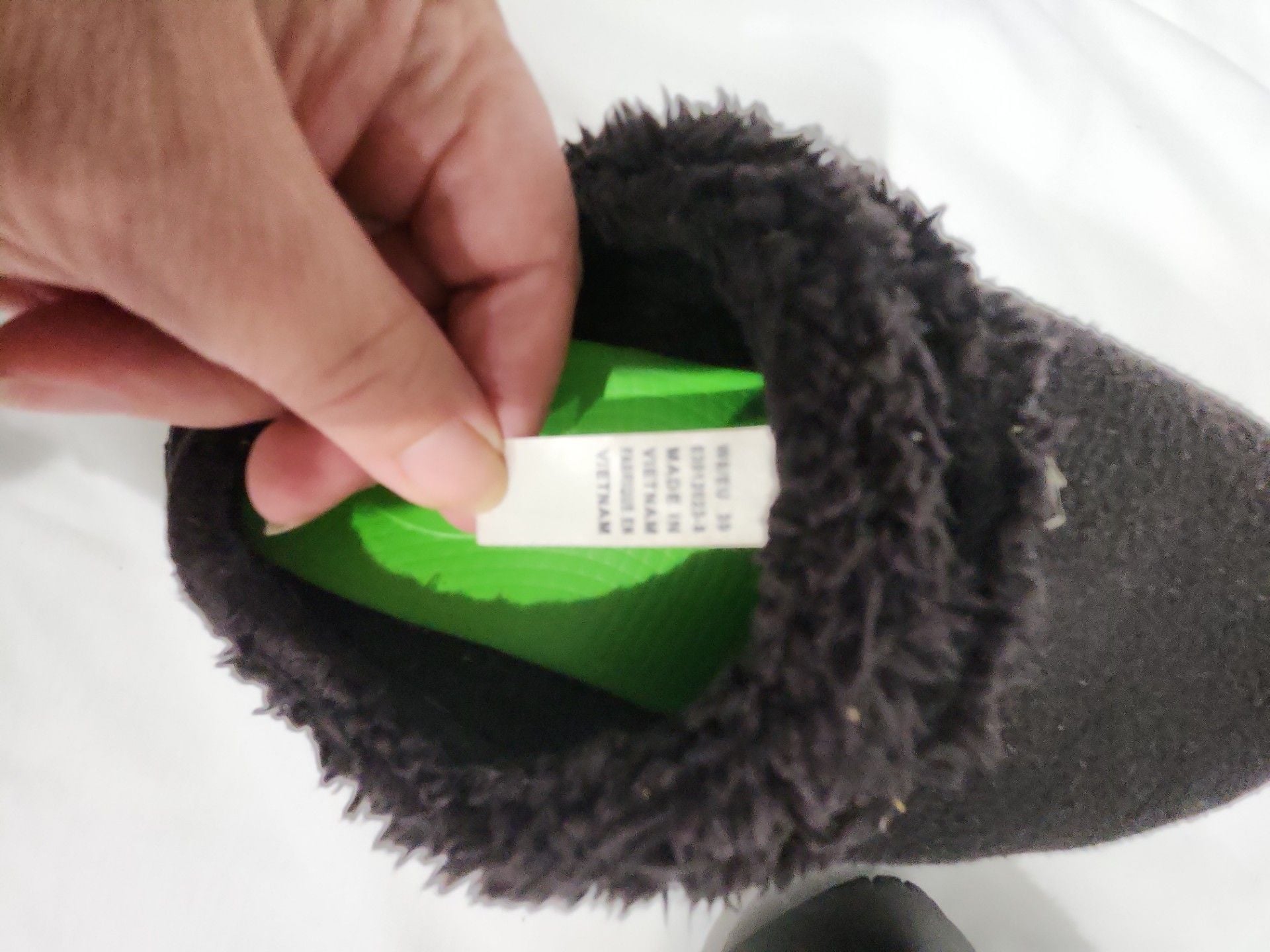 OOFOS OOmg EeZee Low Black Sherpa Lined Recovery Clog Shoes 7