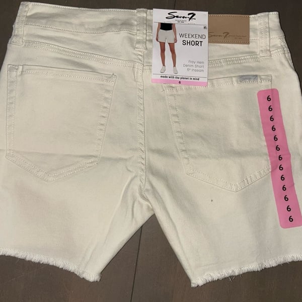 Seven7 Women’s Size 6 Weekend Short Fray Hem Denim Shorts in Bone