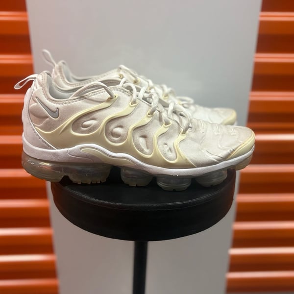 Nike Air Vapormax Plus 'Triple White/Pure Platinum' Sneakers (924453-100)