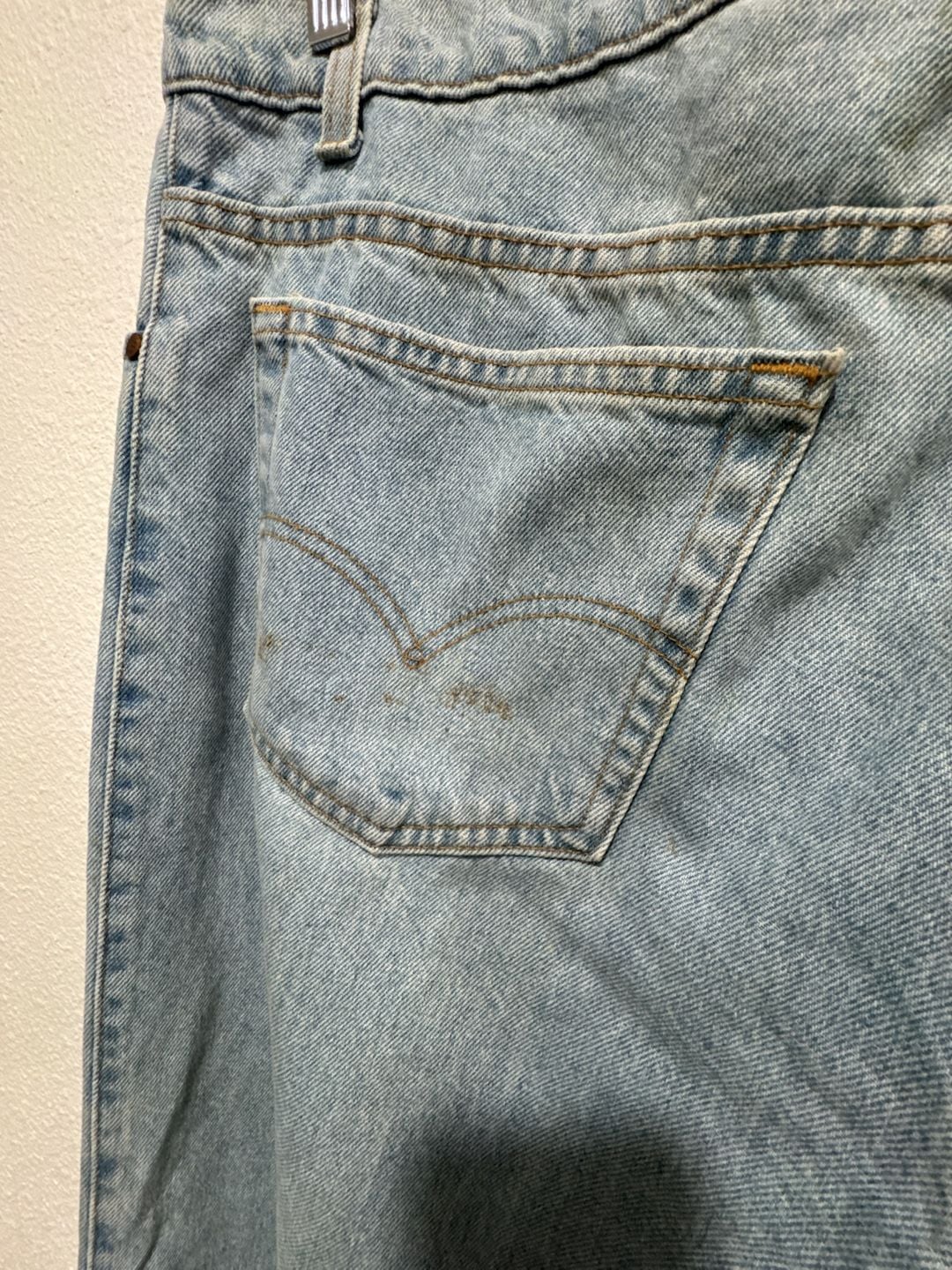 Vintage Levi's 540 Relaxed Fit Light Wash Denim Jeans Men's 40x30 15