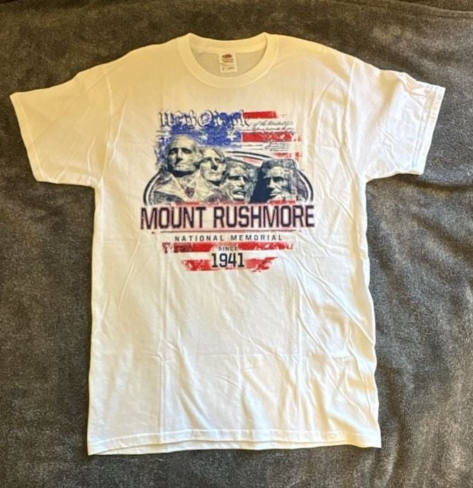 Fruit of the Loom Mount Rushmore National Memorial Graphic T-Shirt 2