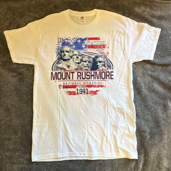 Fruit of the Loom Mount Rushmore National Memorial Graphic T-Shirt