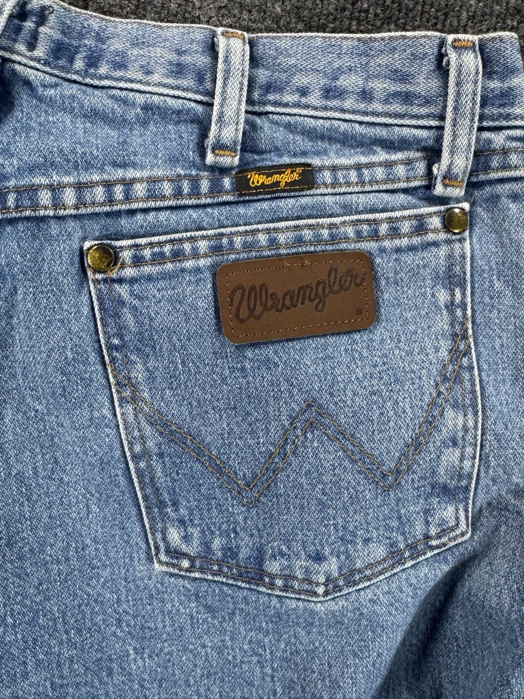 Wrangler 47MWZ Regular Fit Medium Wash Denim Jeans 34/32  11