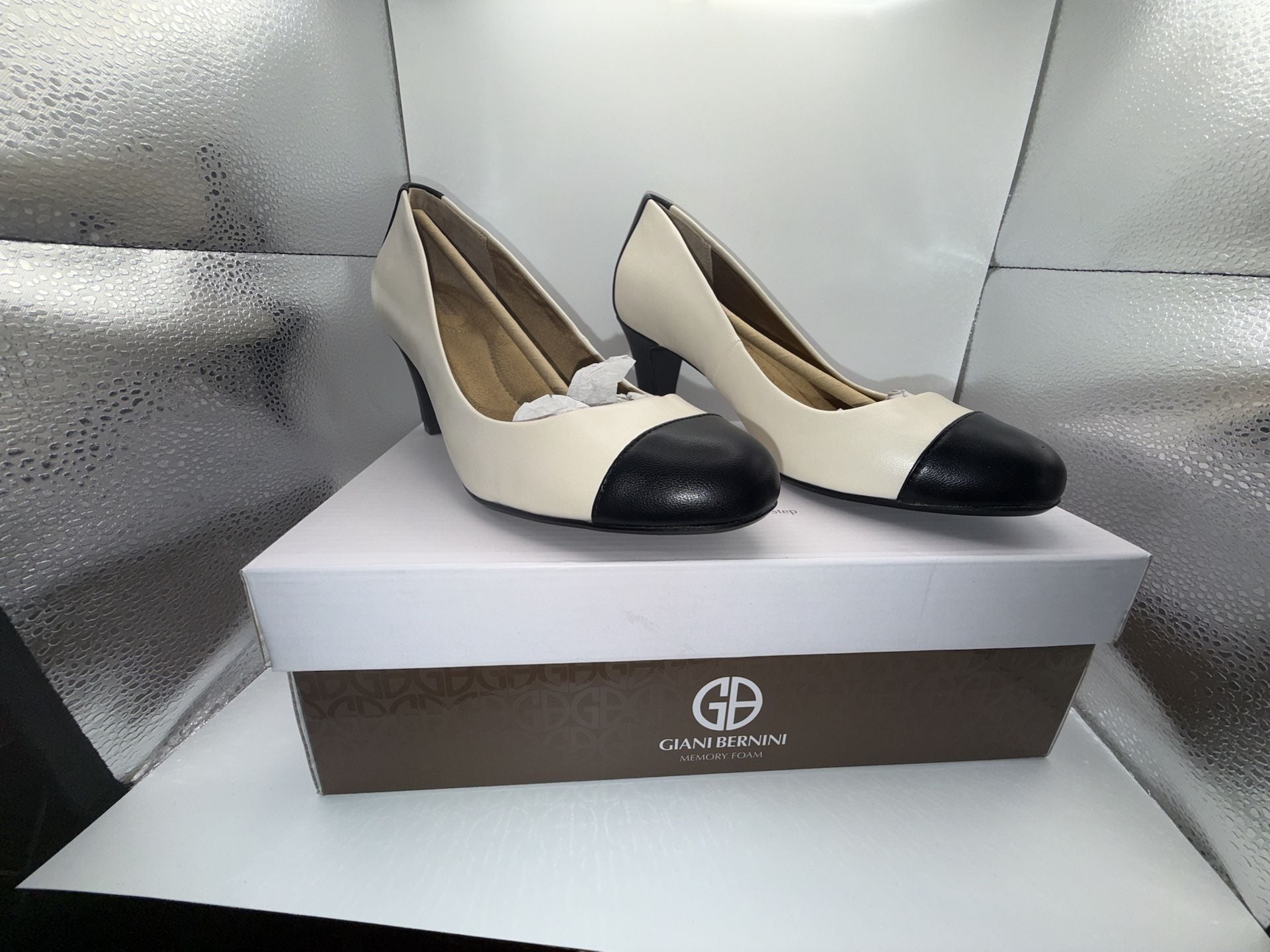 Giani Bernini RIYLAP Women's Colorblock Memory Foam Pumps White/Black Size 8.5M 2