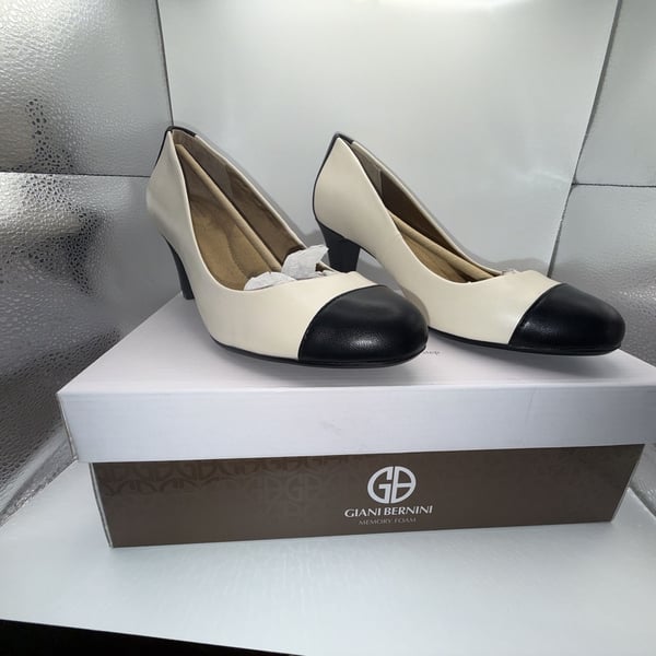Giani Bernini RIYLAP Women's Colorblock Memory Foam Pumps White/Black Size 8.5M